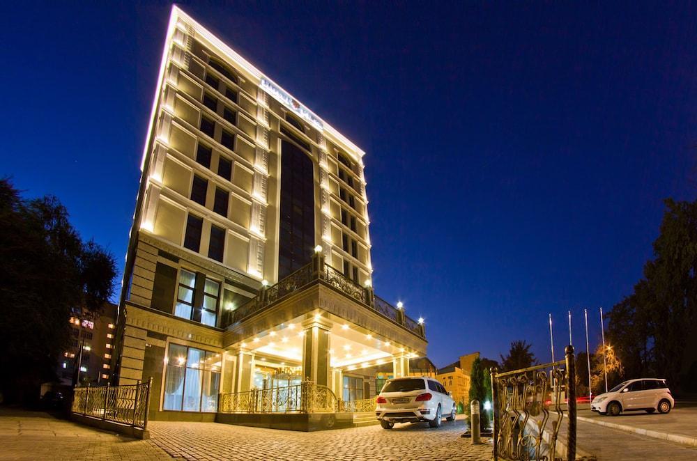 Plaza Hotel Bishkek Exterior foto